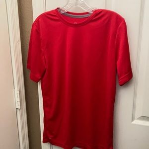 FINAL MARKDOWN Men’s athletic works tee small